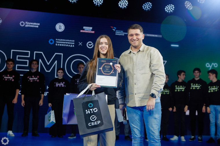 Ученица 11 Б класса Элистинского технического лицея Черникова Арина в составе команды стала победителем в командном зачёте в финале Национальной технологической олимпиады (НТО).